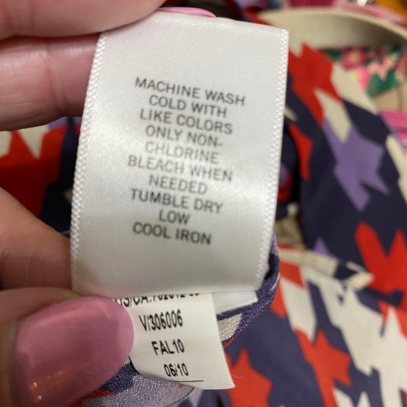 NWOT Banana Republic M Light Weight Top with Tie at Neckline - Picture 9 of 9